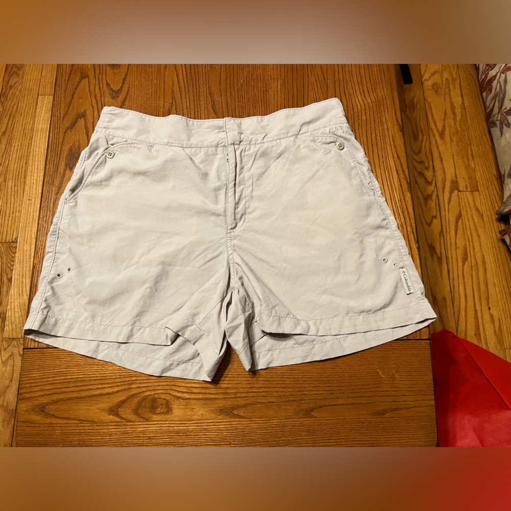 Columbia woman's cargo shorts size Large